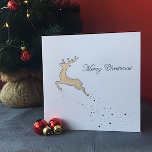 Cartes de Noël. Carte de Noël peinte à la main. Carte de renne en or.