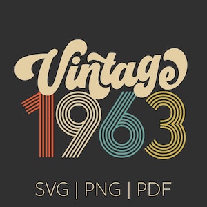 以下が含まれることがあります： 濃い灰色の背景にレトロなデザイン。「Vintage」の文字はクリーム色の様式化されたフォントで、「1963」の数字の上にあります。数字はオレンジ、青、黄色のストライプでマルチカラーです。数字の下には、ファイルタイプ：SVG、PNG、PDFがあります。