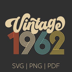 Puede incluir: Un diseño retro sobre fondo negro con las palabras "Vintage 1962" en crema, y números a rayas naranjas, azules y amarillas. También se incluyen los formatos de archivo SVG, PNG y PDF.