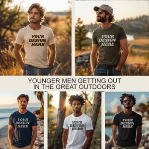 Op de afbeelding: Vier mannen dragen T-shirts met de tekst "YOUR DESIGN HERE" erop gedrukt. De mannen staan in verschillende buitenomgevingen.