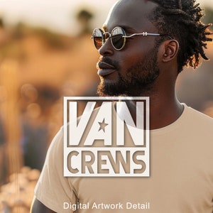 Op de afbeelding: Een man met een zonnebril en een beige t-shirt met een wit logo met de tekst "VAN CREWS" en een ster.