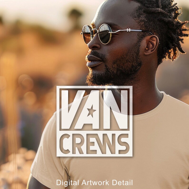 Op de afbeelding: Een man met een zonnebril en een beige t-shirt met een wit logo met de tekst "VAN CREWS" en een ster.