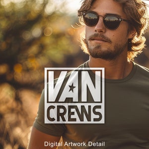 Op de afbeelding: Een man draagt een groen T-shirt met een wit vierkant logo met de tekst "VAN CREWS" en een ster. Hij draagt een zonnebril en heeft een baard.