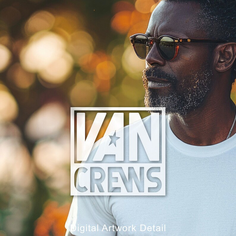 Op de afbeelding: Een man met een zonnebril en een wit T-shirt met de tekst "VAN CREWS" erop gedrukt. De foto is gemaakt buiten met een wazige achtergrond van groen gebladerte.
