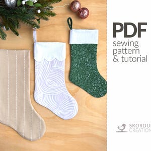 Puede incluir: Tres calcetines navideños en beige, lavanda y verde, cada uno con un puño blanco. El calcetín beige tiene rayas verticales cosidas. El calcetín lavanda tiene un patrón ondulado. El calcetín verde tiene un patrón de pequeñas formas blancas. Texto: "PDF sewing pattern & tutorial."