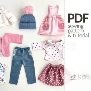 Puede incluir: Una colección de ropa de muñeca, que incluye un vestido rosa, vaqueros azules, una rebeca rosa y un gorro azul con un pompón rosa. La ropa está dispuesta sobre una superficie blanca. La imagen incluye el texto "PDF sewing pattern & tutorial".