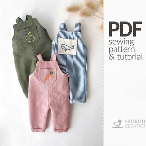 Op de afbeelding: Drie miniatuur tuinbroeken in olijfgroen, roze en blauw-witte strepen. Elk heeft een zak met geborduurde details: een appel, een wortel en een walvis. De afbeelding bevat de tekst "PDF sewing pattern & tutorial".