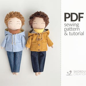 以下が含まれることがあります： ジーンズとフード付きジャケットを着た2体の手作りの人形。1体は水色のジャケット、もう1体はマスタードイエローのジャケットを着ています。どちらの人形も茶色の糸の髪で、スカーフを着用しています。画像には「PDF sewing pattern & tutorial」というテキストが含まれています。