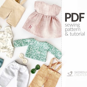 Puede incluir: Un patrón de costura PDF y un tutorial para hacer ropa de muñeca. La imagen muestra una variedad de ropa de muñeca, incluyendo un vestido, una camisa, pantalones y un mono. La ropa está hecha de diferentes telas y tiene varios patrones.