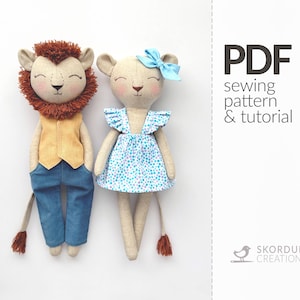 Puede incluir: Patrón de costura PDF y tutorial para hacer un león y una leona de peluche. El león lleva un chaleco amarillo y pantalones vaqueros azules. La leona lleva un vestido azul con lunares blancos y un lazo azul.