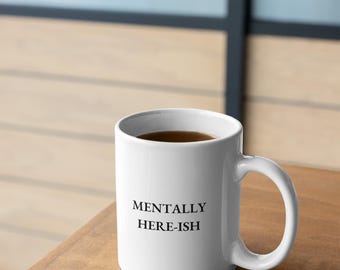 Mentally here-ish-mok – grappig minimalistisch koffiekopje – cadeau geestelijke gezondheid – NotTherapyMerch Original