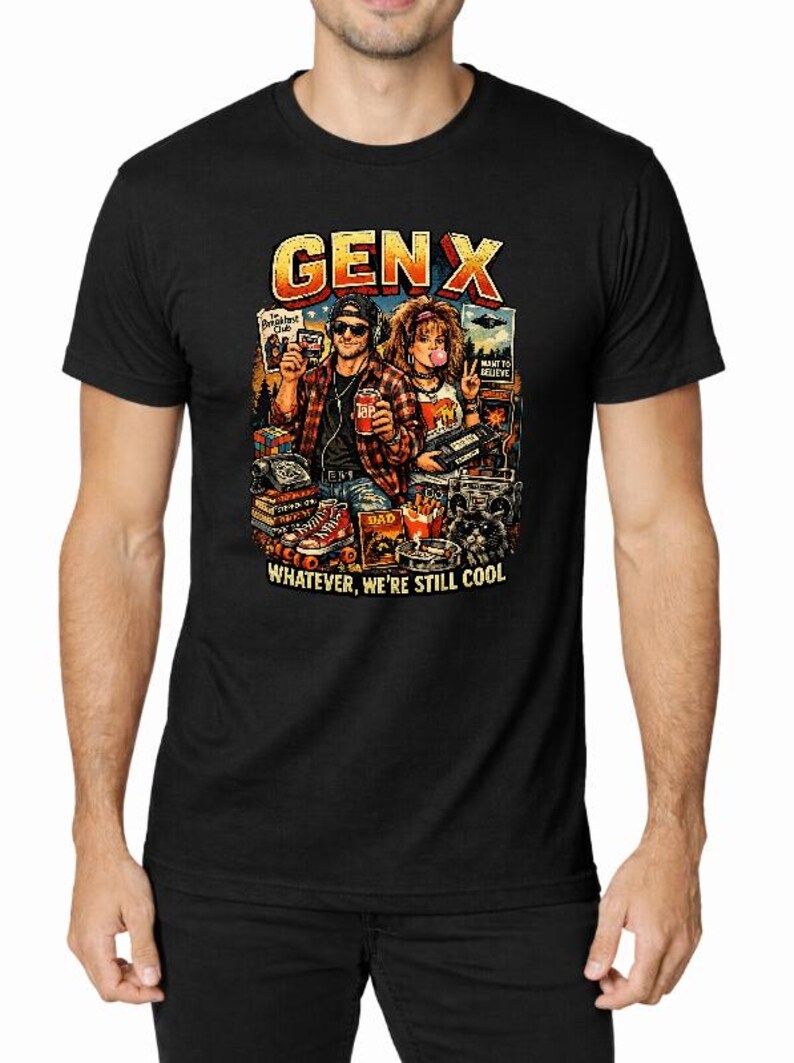 Puede incluir: Una camiseta negra de manga corta con un estampado gr&aacute;fico colorido con el texto GEN X y WHATEVER, WE'RE STILL COOL. La ilustraci&oacute;n muestra a dos personas rodeadas de objetos de los a&ntilde;os 80, incluyendo un reproductor de casetes, patines y un radiocasete.