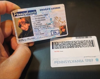 Puede incluir: Una tarjeta de licencia de conducir de Pensilvania de novedad con el retrato de una persona de cabello rojo, el nombre Hillary Clintons y el texto Pennsylvania, Driver's License, 1234 Democrat State y 1787. El reverso muestra un código de barras.