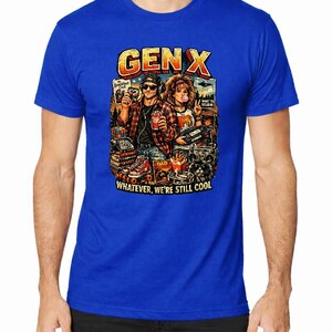 Puede incluir: Camiseta azul real con un gr&aacute;fico que presenta el texto "GEN X" en naranja y una ilustraci&oacute;n retro de dos personas con objetos de los a&ntilde;os 90. Tambi&eacute;n est&aacute; presente el texto "WHATEVER, WE'RE STILL COOL".