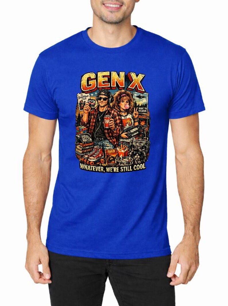Puede incluir: Camiseta azul real con un gr&aacute;fico que presenta el texto "GEN X" en naranja y una ilustraci&oacute;n retro de dos personas con objetos de los a&ntilde;os 90. Tambi&eacute;n est&aacute; presente el texto "WHATEVER, WE'RE STILL COOL".