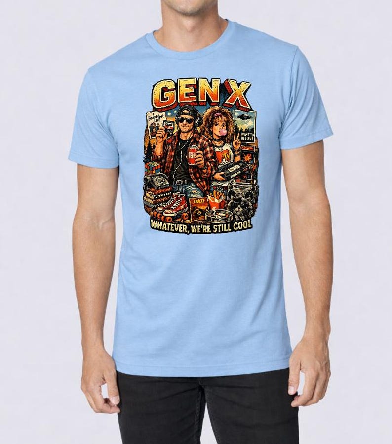 Puede incluir: Camiseta azul claro con un dise&ntilde;o gr&aacute;fico colorido. El dise&ntilde;o presenta el texto "GEN X" en naranja y amarillo, y dos figuras con objetos retro. Tambi&eacute;n est&aacute; presente el texto "Whatever, we're still cool".