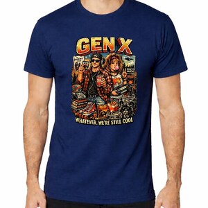 Puede incluir: Una camiseta azul marino de manga corta con un estampado gr&aacute;fico que incluye el texto "GEN X" y "WHATEVER, WE'RE STILL COOL." El dise&ntilde;o muestra a dos personas rodeadas de objetos de los a&ntilde;os 80, como un radiocasete y patines.