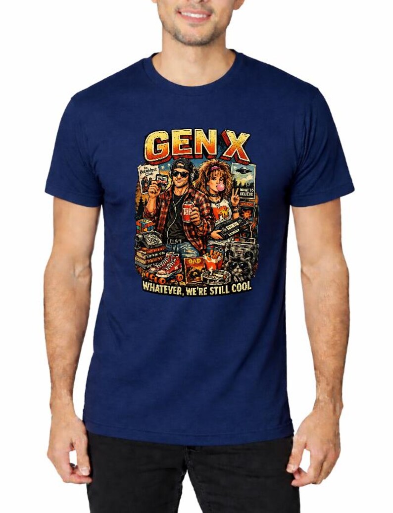 Puede incluir: Una camiseta azul marino de manga corta con un estampado gr&aacute;fico que incluye el texto "GEN X" y "WHATEVER, WE'RE STILL COOL." El dise&ntilde;o muestra a dos personas rodeadas de objetos de los a&ntilde;os 80, como un radiocasete y patines.