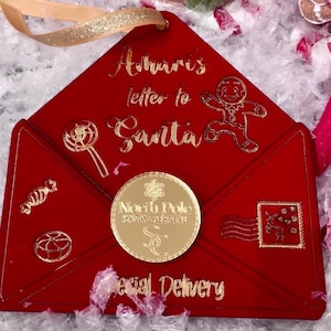 Carta para Papá Noel en acrílico y terciopelo. Acrílico dorado con terciopelo rojo, verde o rosa a elección. Agregue un nombre personalizado al adorno.