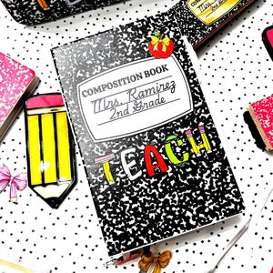 Può includere: Un quaderno di composizione con le parole "Mrs. Ramirez 2nd Grade" e la parola "TEACH" in lettere colorate. Una spilla a forma di matita gialla e altri accessori a tema scolastico sono sparsi intorno al libro su una superficie bianca a pois neri.
