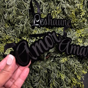 Adorno con nombre en 3D de acrílico y terciopelo. Adorno con nombre personalizado de acrílico y terciopelo. Etiquetas con nombre navideñas