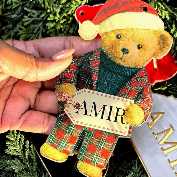Etiqueta de presente personalizada com urso de Natal | Etiqueta de nome xadrez para festas | Enfeite de Natal | Etiqueta de urso de pelúcia | Etiqueta de acrílico para Natal | Etiqueta de meia
