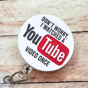 Zabawny identyfikator pielęgniarki. Nie martw się, kiedyś obejrzałem film na YouTube. Grawerowany biały uchwyt na identyfikator z akrylu. Prezent z humorem dla pielęgniarki.