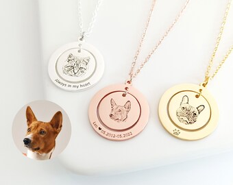 Puede incluir: Tres collares de plata, oro rosa y oro con colgantes redondos que presentan retratos de mascotas grabados. Los colgantes tienen un diseño recortado, que revela una huella de pata en el colgante de oro y el texto "Leo 05.2012-05.2022" en el colgante de oro rosa. El colgante de plata tiene el texto "Siempre en mi corazón".