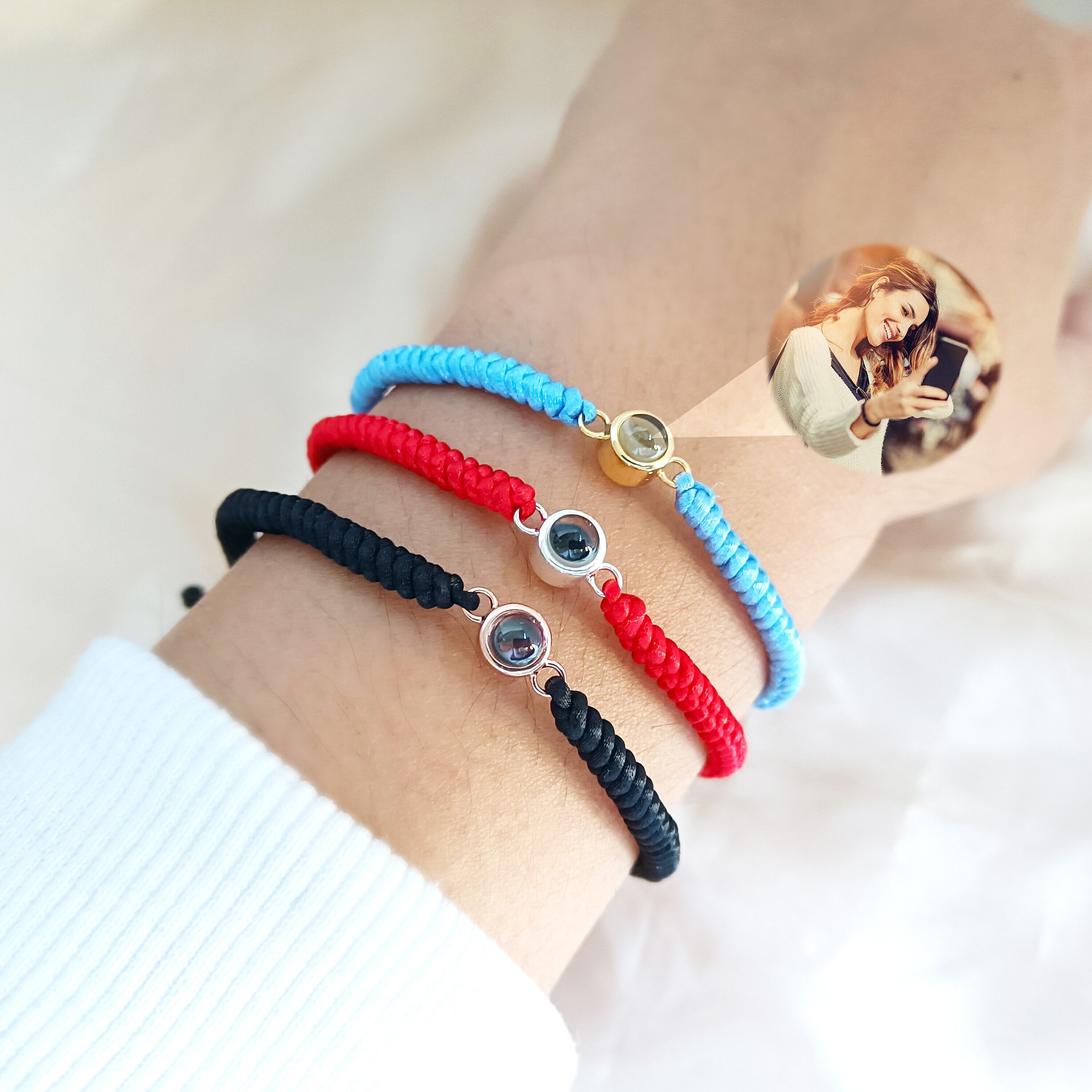 Een dubbele gepersonalseerde armband voor de mama met de ntalen van Een dubbele gepersonalseerde armband voor de mama met de ntalen van