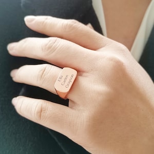 Peut inclure: Une bague signet en or rose avec les noms "Ella", "Caden" et "Grayson" gravés sur le dessus.