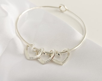 Bracciale rigido personalizzato a forma di cuore•Bracciale per la mamma•Cuore inciso personalizzato•Bracciale con nome personalizzato•Regalo per la festa della mamma•Regalo per lei