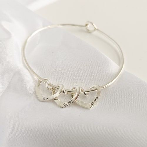 Bracelet jonc personnalisé en forme de coeur•Bracelet mère•Cœur gravé personnalisé•Bracelet prénom personnalisé•Cadeau pour la fête des mères•Cadeau pour elle