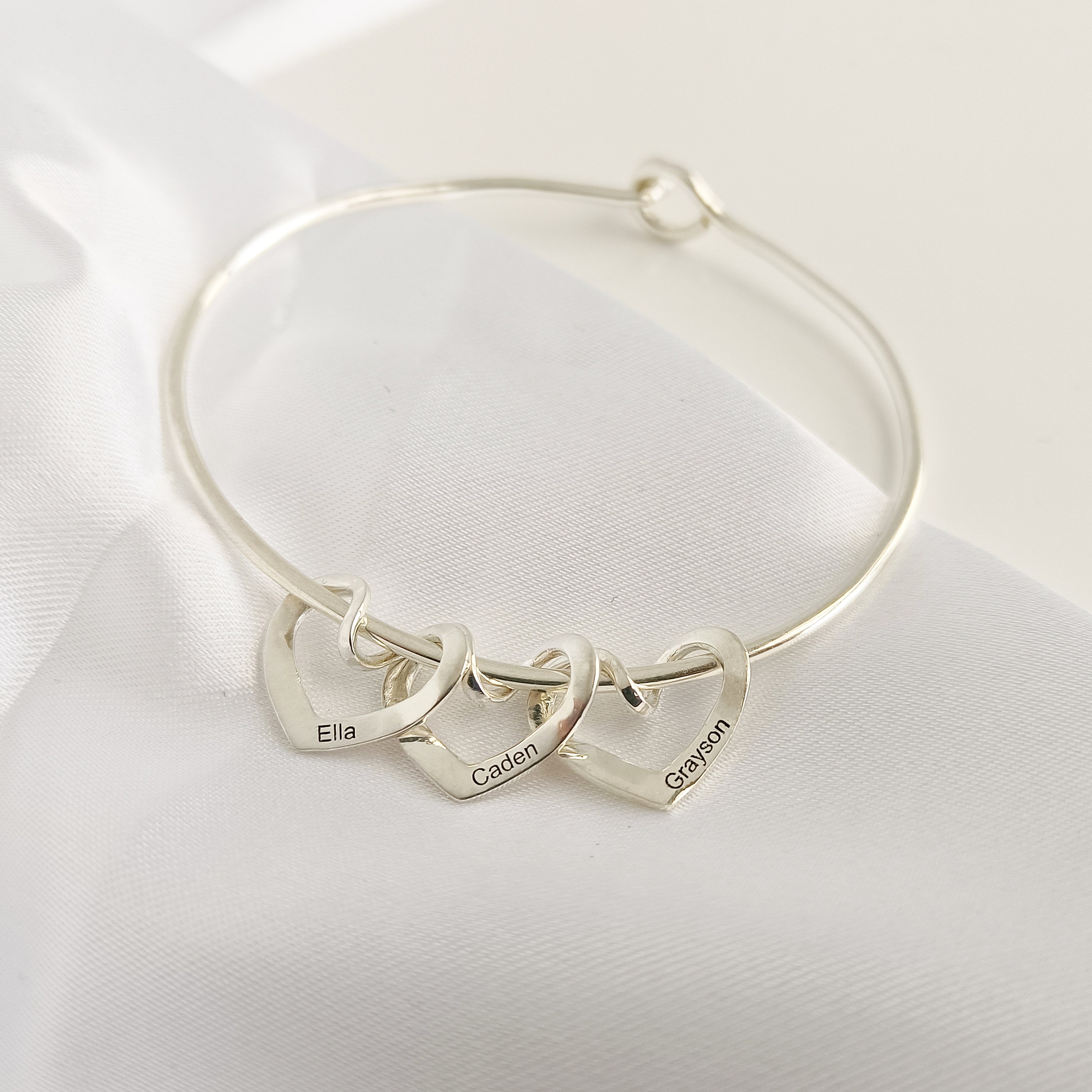 Custom Bangle Bracelet With Heart Shape•Mother Bracelet•Custom Engraved Heart•Personalized Name Bracelet•Mother's Day Gift•Gift For Her