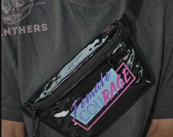 Pochete feminina retrô moderna dos anos 80 em vinil, estampa "Coragem Feminina / Raiva", "Riva Feminista", "Riva Feminista", "Riva Feminista", "Pochete Feminista Transparente Iridescente".