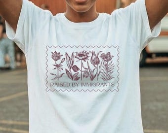 Maglietta floreale "Raised By Immigrants" a favore degli immigrati, maglietta a favore dell'immigrazione, maglietta per l'immigrazione, maglietta per immigrati, maglietta per immigrati, maglietta per l'immigrazione