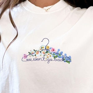 No vamos a volver atrás con el patriarcado. El futuro es el aborto femenino. Camiseta Pro Choice. Camiseta Pro Roe. Camiseta Feminismo. El matriarcado floral está llegando.