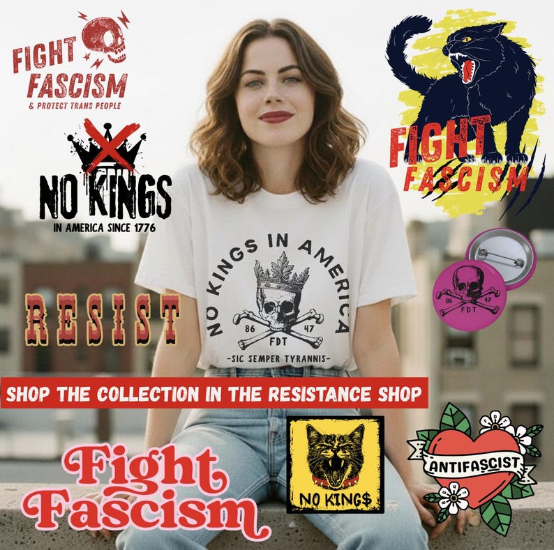 以下が含まれることがあります： 「No Kings in America」と書かれたスカルと王冠のグラフィックが描かれた白いTシャツを着た人。画像には、「Fight Fascism」、「Resist」、「Antifascist」という言葉を含むさまざまなグラフィックが含まれています。