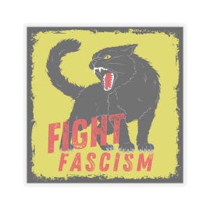 Puede incluir: Una pegatina con un gato gris con la boca abierta y los dientes afilados, sobre un fondo amarillo. Las palabras "FIGHT FASCISM" est&aacute;n en rojo y en negrita. La pegatina tiene un aspecto vintage.