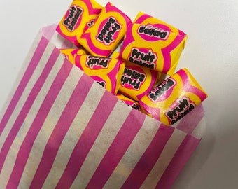 Bolsas de dulces llenas con ensaladas de frutas, dulces tradicionales retro/old school. Perfecto para fiestas y eventos corporativos.