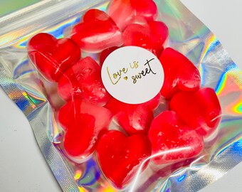 Los favores de boda que se pueden volver a sellar llenos de Love Is Sweet. Bolsas de dulces para boda o aniversario llenas de dulces en forma de corazón.