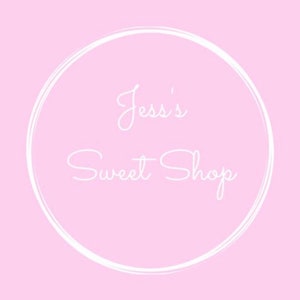 Puede incluir: Un c&iacute;rculo blanco sobre un fondo rosa con el texto "Jess's Sweet Shop" en letra cursiva blanca.