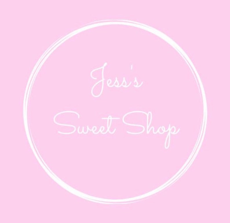Puede incluir: Un c&iacute;rculo blanco sobre un fondo rosa con el texto "Jess's Sweet Shop" en letra cursiva blanca.