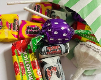 Bolsas de dulces llenas con dulces retro/de la vieja escuela, que incluyen piruletas, blackjacks y ensaladas de frutas. Perfecto para fiestas y eventos corporativos.