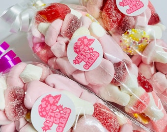 ¡Vamos chicas!, despedida de soltera vaquera, temática campestre, novia, damas de honor, conos de dulces para dama de honor, dulces Pick N Mix con etiqueta temática de vaquero.