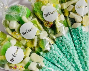 Conos de dulces para damas de honor con temática verde y blanca, dulces para elegir y mezclar. Regalos de agradecimiento para damas de honor.