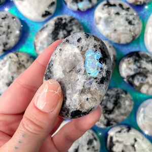 Grote maansteen palmstenen / regenboog maansteen kristal / ethisch verkregen kristallen / chakra kristallen / kristallen voor bescherming / kristal gift ideeën