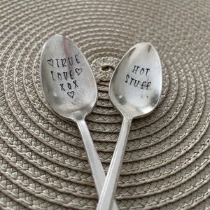 Può includere: Due cucchiai d'argento con scritte incise. Un cucchiaio dice "True Love  xox" con un simbolo di cuore. L'altro cucchiaio dice "Hot Stuff".