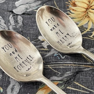 Peut inclure: Deux cuillères en argent avec des messages gravés. Une cuillère porte l'inscription "You and Me Forever" et l'autre "You make Me Happy".