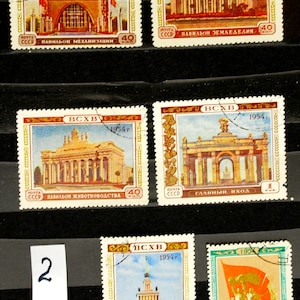 Peut inclure: Une collection de six timbres-poste vintage d'URSS, représentant des bâtiments de l'Exposition agricole panrusse (VSKhV) de 1954. Les timbres sont de différentes couleurs, notamment rouge, bleu, vert et jaune. Les timbres portent le texte "BCXB" et "1954" en cyrillique.