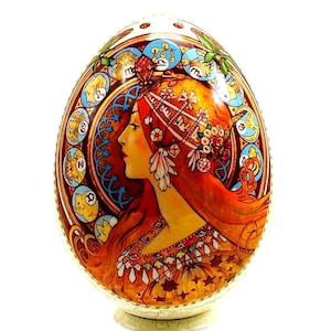 Alphonse Mucha / *Zodiac* / Exklusivt påskägg i trä med stativ / Reproduktion / Samlarobjekt / Handgjort / Handmålat / Konstgåva